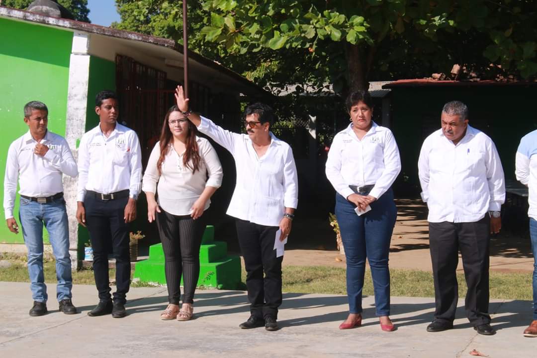 "MANACO" asiste al acto cívico de la escuela Primaria Federal Vicente Guerrero, en el Congreso.